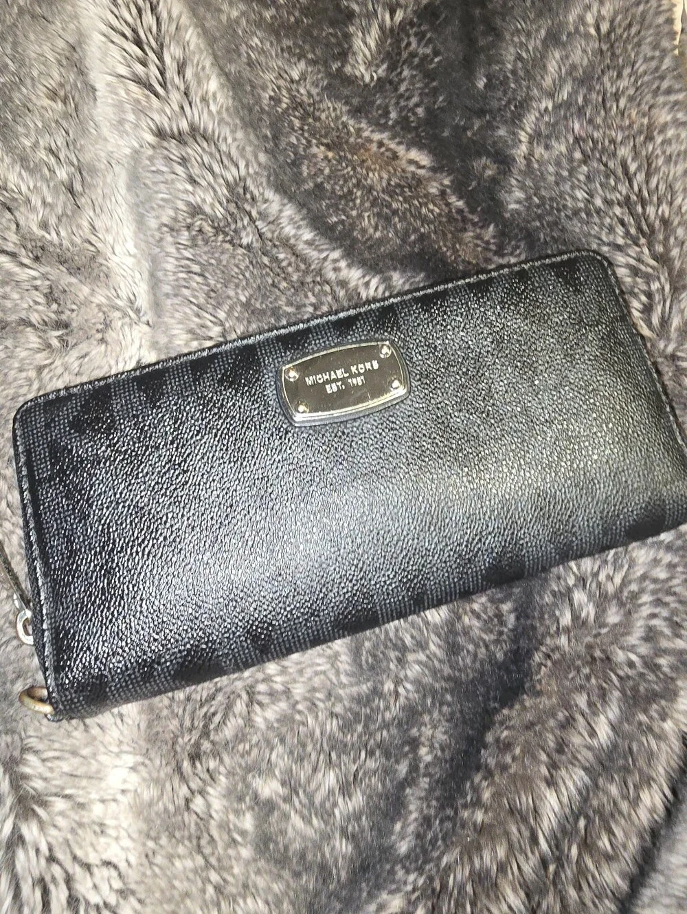 Michael Kors Large Zip Wallet Mk